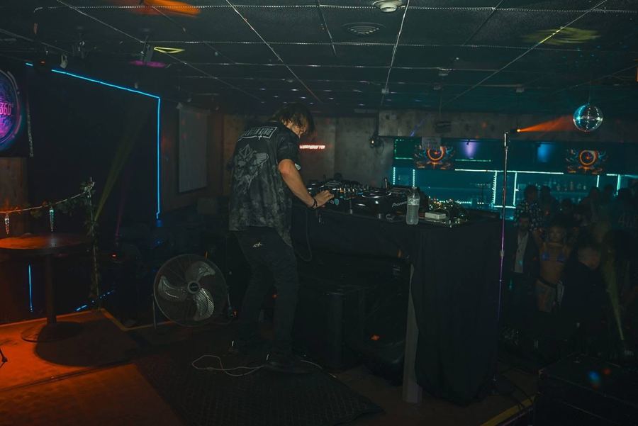 Doosa performing live at a club show